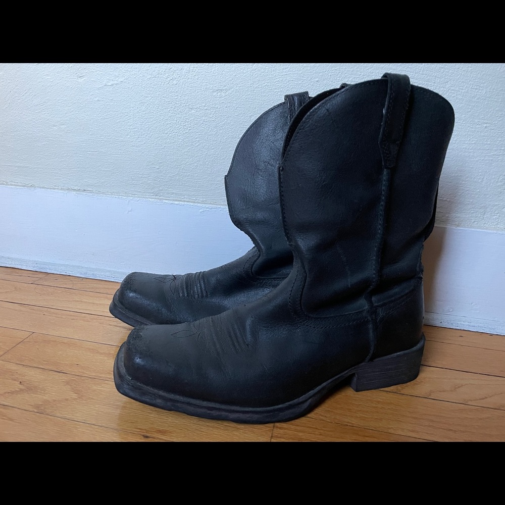 Men’s black leather Ariat boots